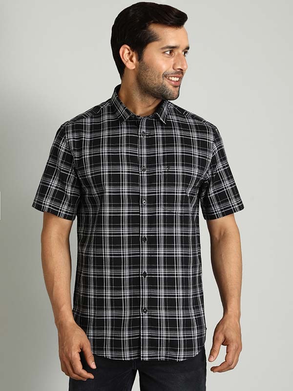 Indian Terrain Men's Regular Fit Half Sleeve Checkered Black Shirt